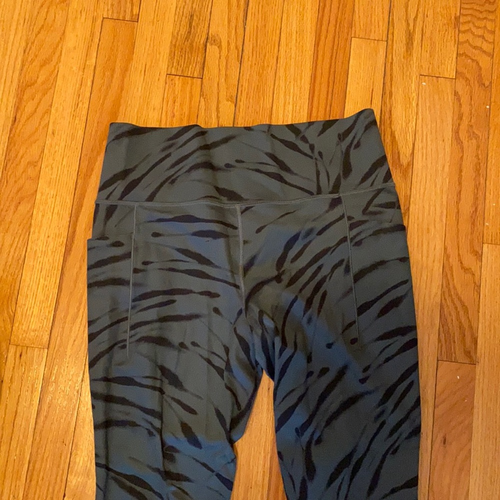 Athleta salutation stash pocket II 7/8 tight never worn